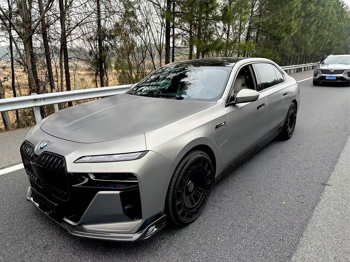 BMW i7