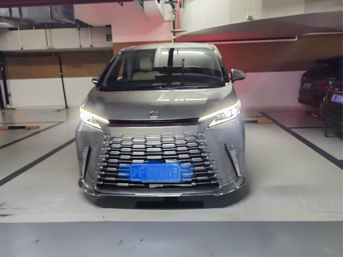 Lexus LM