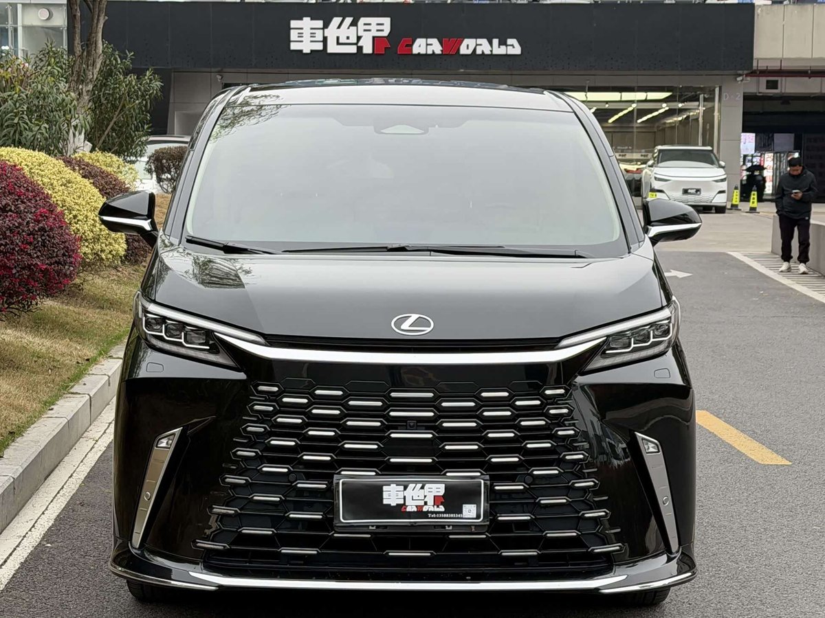 Lexus LM