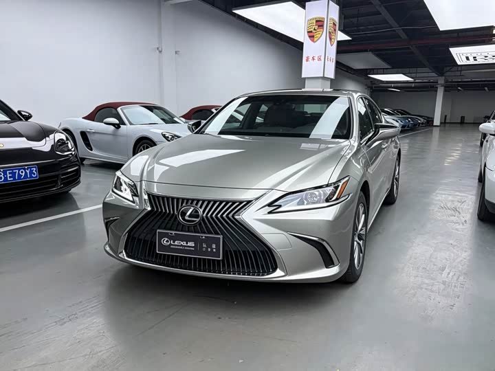 Lexus ES