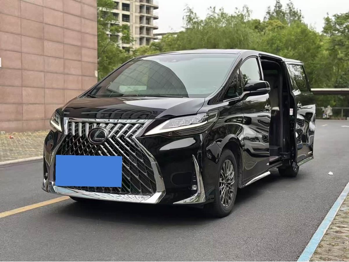 Lexus LM