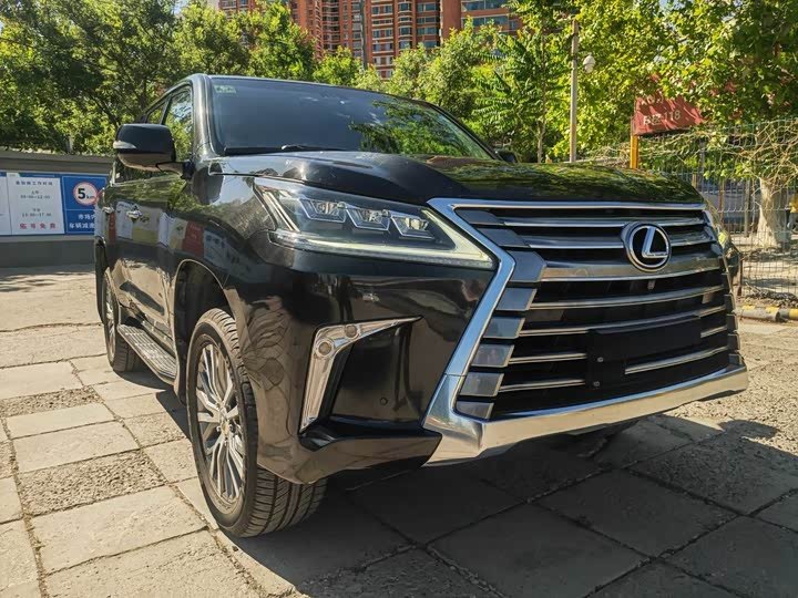 Lexus LX