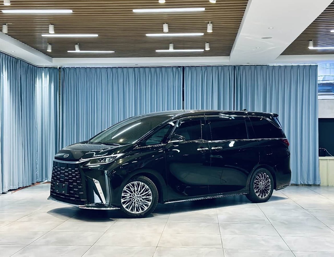 Lexus LM