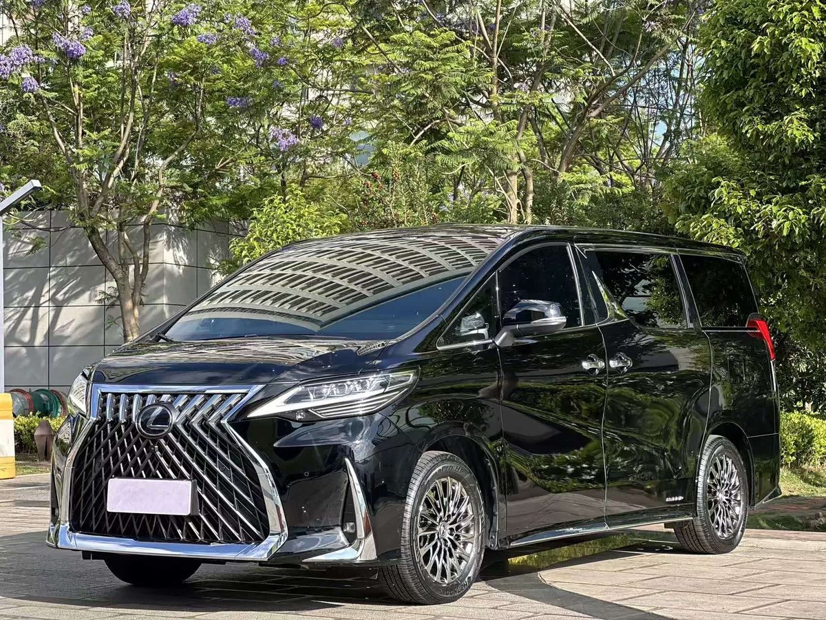 Lexus LM