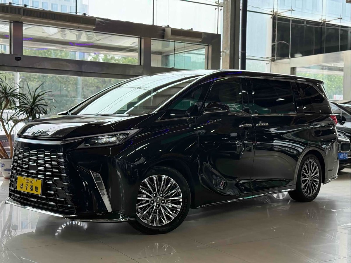 Lexus LM