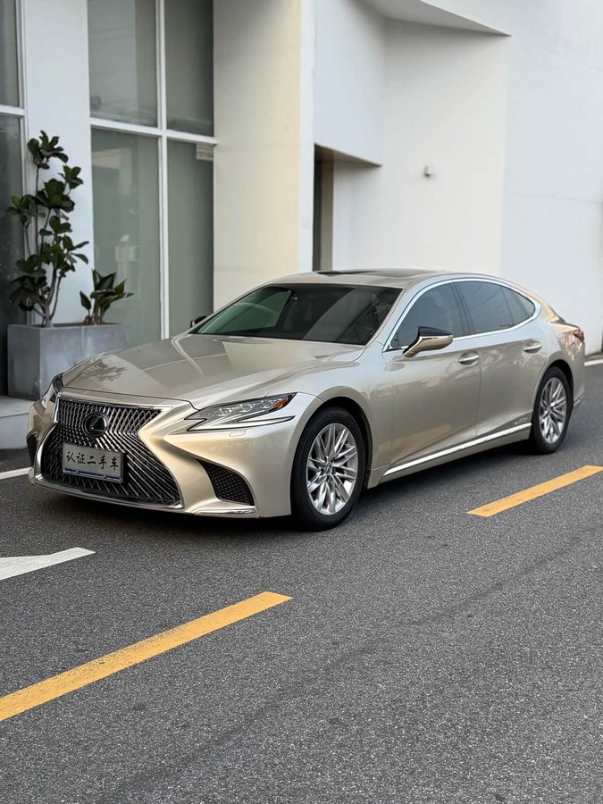 Lexus LS