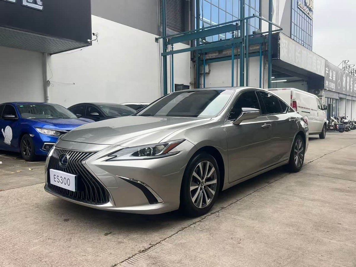 Lexus ES