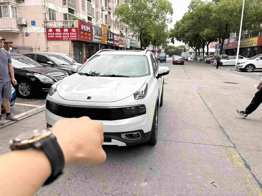 Lynk & Co 01