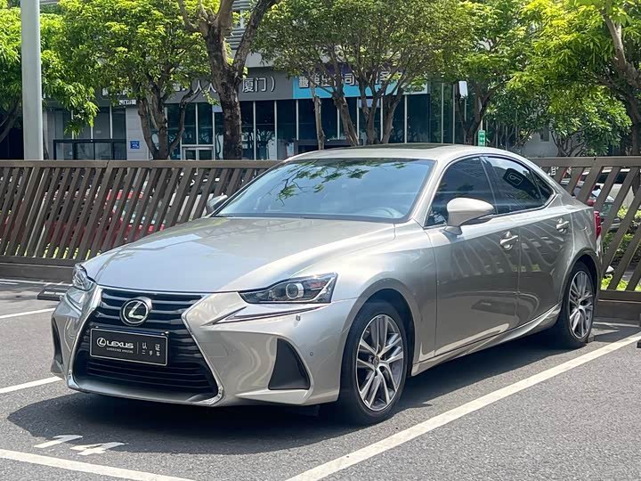 Lexus IS