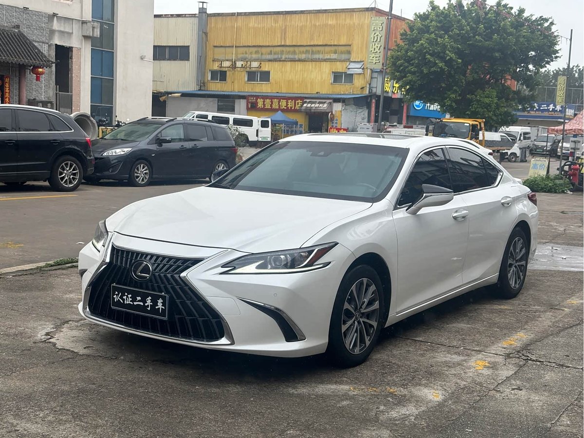Lexus ES