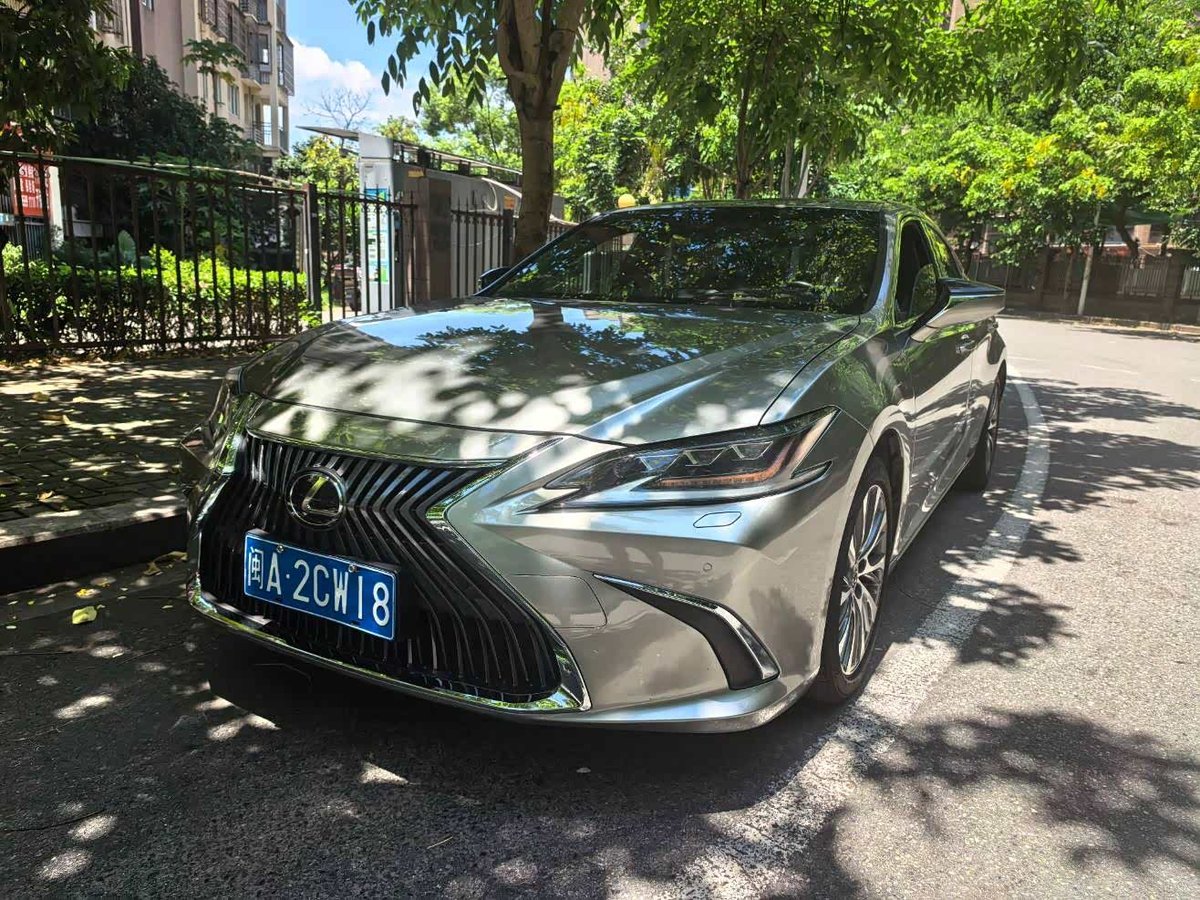 Lexus ES