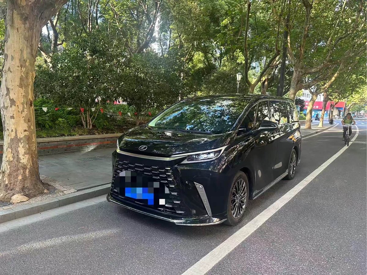 Lexus LM