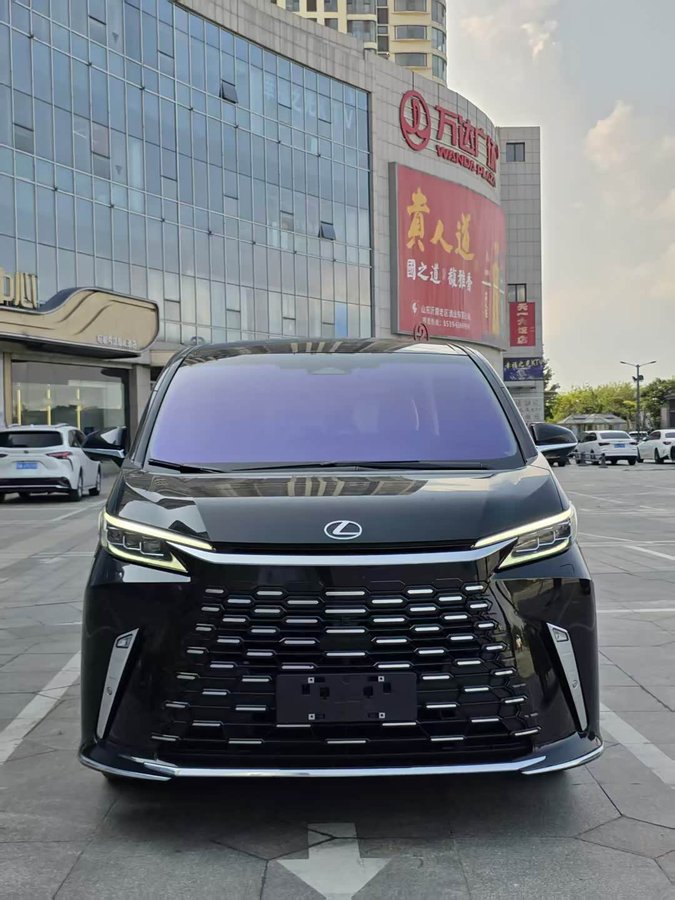 Lexus LM
