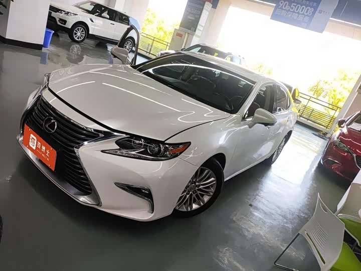 Lexus ES