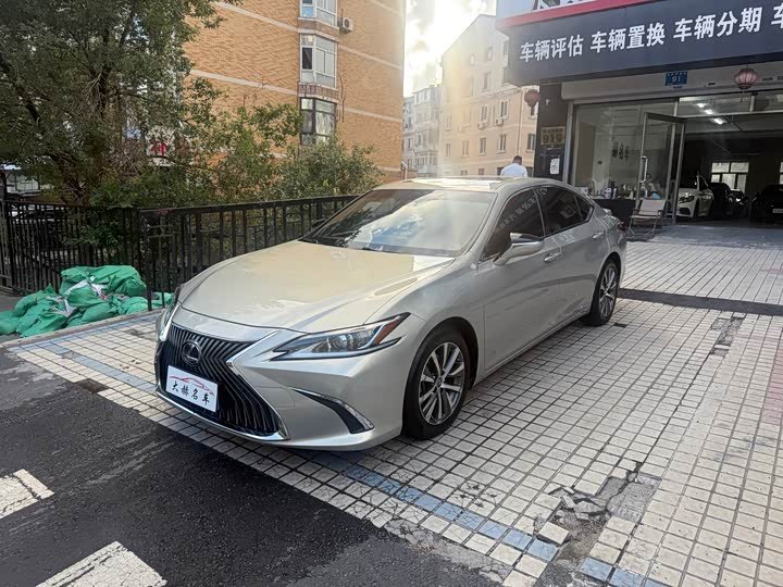 Lexus ES