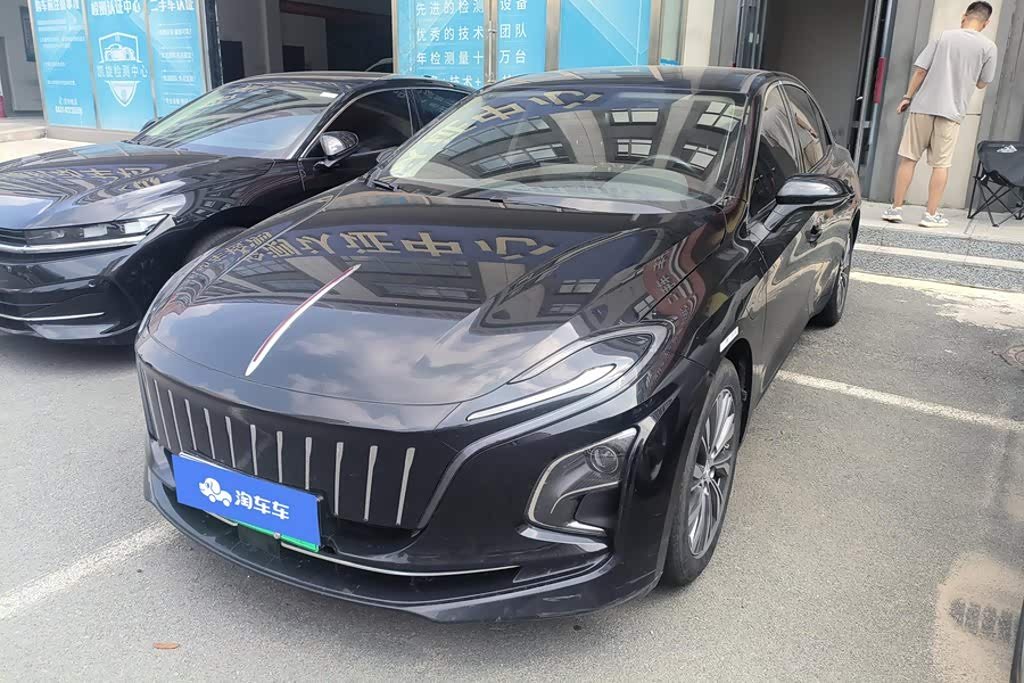 Hongqi E-QM5