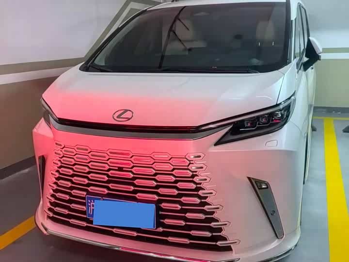 Lexus LM