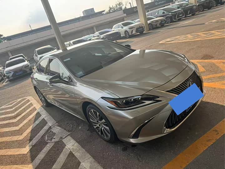Lexus ES