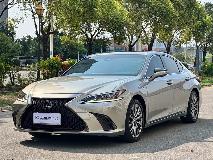 Lexus ES