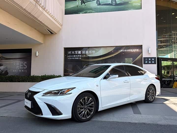 Lexus ES