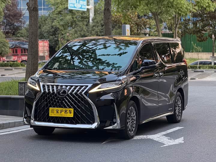 Lexus LM
