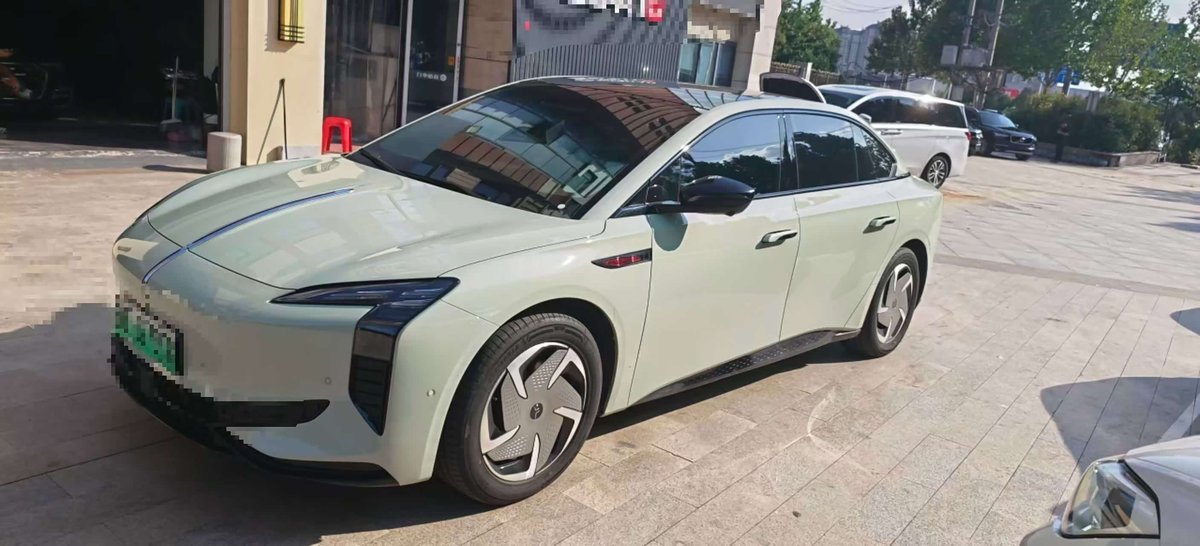Hongqi EH7