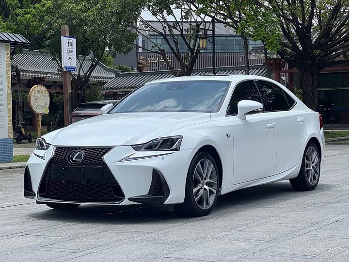 Lexus IS
