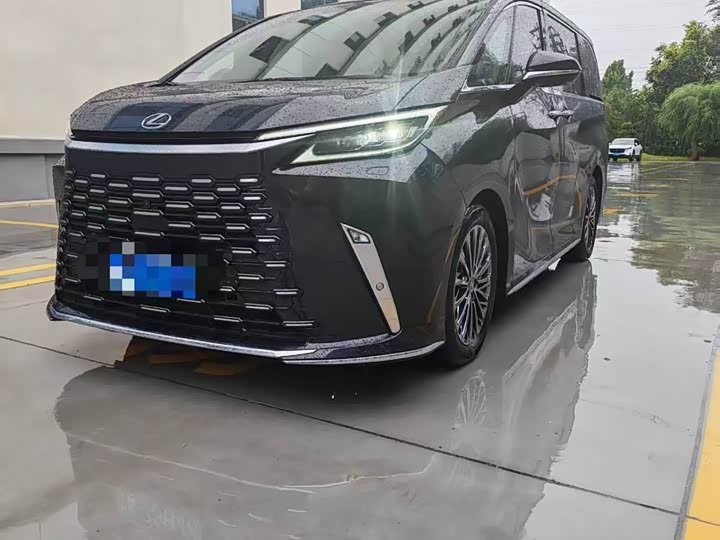 Lexus LM