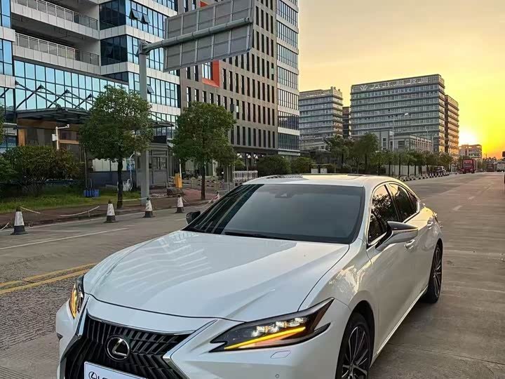 Lexus ES