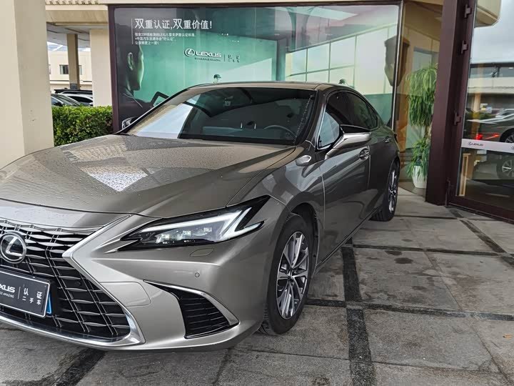 Lexus ES