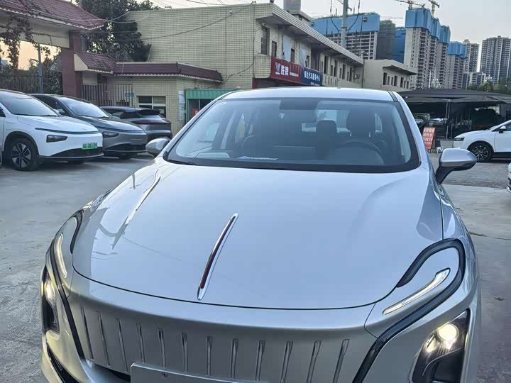 Hongqi E-QM5