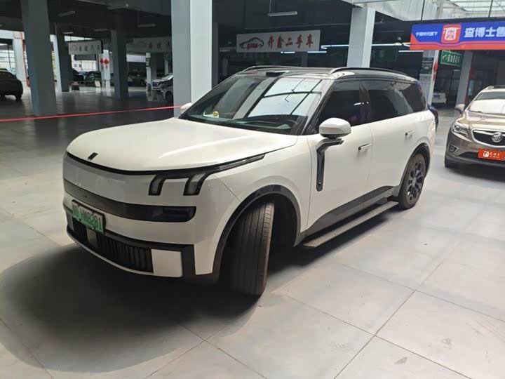 Lynk & Co 900